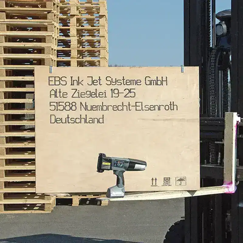 Address marking on a wooden crate with an EBS inkjet printer